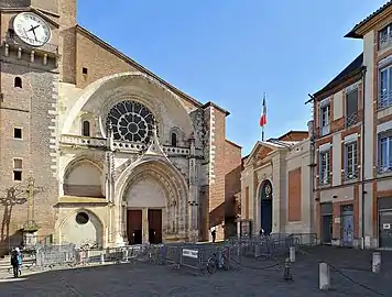 La cathédrale et l'entrée de la préfecture.