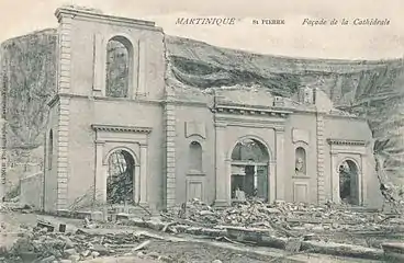 Façade ruinée de la cathédrale après l'éruption du 20 mai 1902.