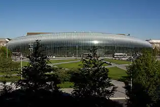 Vue diurne de la verrière, au fond de la place de la Gare.