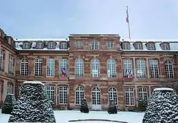 Façade du palais sous la neige, côté place Broglie.