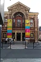 Le théâtre municipal de Lisieux, variante polychrome de celui de Fougères.