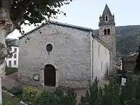 église trapue, clocher roman en pierre