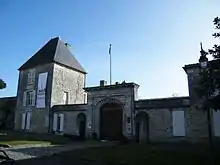 Tour nord-ouest et portail d'entrée de l'hôtel de Cheusses.