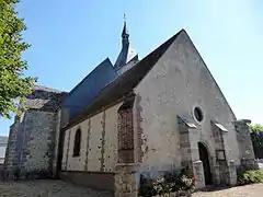 Façade d'entrée ouest et mur nord en briques.