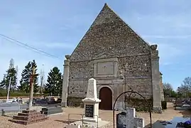 Façade ouest, crucifix et monument aux morts.