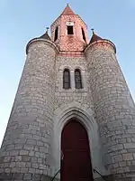 Le clocher encadré des deux tourelles d'escaliers