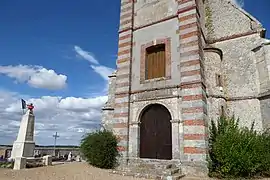 Façade ouest et monument aux morts.