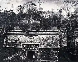 Façade principale du palais des Nonnes à Chichén Itzá (1859-1860).