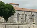 La façade sud de l'église de Tonnay-Charente vue depuis le fleuve.