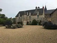 Façade sud du prieuré, un manoir fortifié construit au-dessus du rez de chaussée des moines, à l'origine réfectoire, chauffoir et cuisine