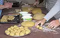 Préparation de la pâte en forme de boule.