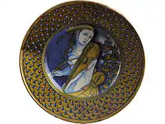 Plat Femme à la viole, faïence et lustre métallique, Deruta (Italie), XVIe siècle (dépôt du musée du Louvre)