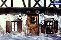 Façade à colombages d'une faïencerie dans le quartier Petite France à Strasbourg, en 1980, dans la rue du Bain-aux-Plantes.