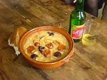 Fabada asturiana, un ragoût de haricot asturien, généralement servi avec du pain et du cidre de la région.