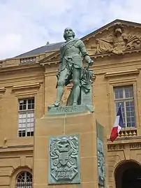 La statue de Fabert devant le corps de garde