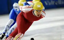 un patineur de short-track