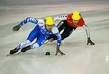 Fabio Carta patinant devant un compétiteur néerlandais.