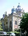 Nouvelle synagogue Fabric de Timișoara. Construite en 1899, de style éclectique et néo-gothico-mauresque, quasiment en ruines puis rénovée et reprise pour une période de  35 ans, par le Théâtre national de Timisoara (ro).