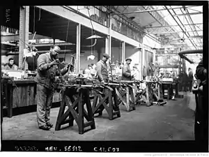 Photographie en noir et blanc d'ouvriers au travail.