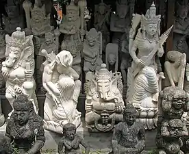 Fabrique de statues en pierre à Bali.