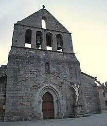 Façade de l'église romane.