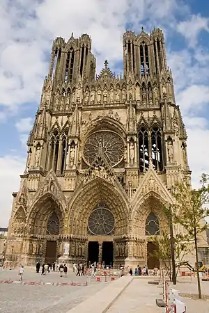 Photo d'une cathédrale de style gothique richement décorée et flanquée de deux tours.