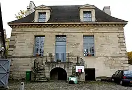 Nos 65 : pavillon des Fontainiers de l'aqueduc Médicis.