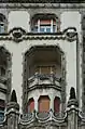 Les balcons des chambres avec leurs balustrades Sécession ornées de lyres et d'oiseaux