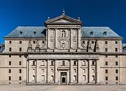 Façade de l'entrée du palais de l'Escurial (1563-1584), en Espagne.