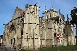 Façade sud-ouest de l'édifice centrée sur une tour d'angle