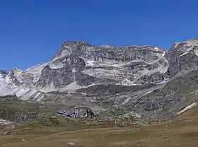 Face orientale du mont Pelve en été, depuis le refuge du Plan du Lac à Termignon.