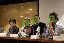 Illustration d'une détection de visage avec la méthode de Viola et Jones, par la bibliothèque OpenCV. 3 visages sur 4 sont détectés, le 4e est manqué, étant de profil.