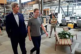 Visite du nouveau siège social Facebook par Mark Zuckerberg et le Secrétaire d'État des États-Unis John Kerry en 2016