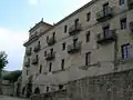 Façade est du monastère San Rosendo.