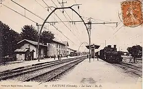 Un train en gare de Facture