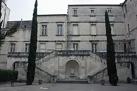 Le grand escalier de la cour d'honneur.