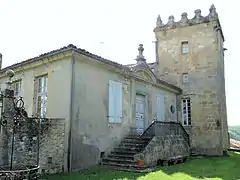 Logis abbatial et tour probablement du XVe siècle.