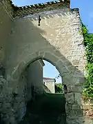 Porte de l'enceinte du village à côté du logis abbatial.