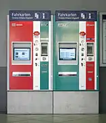Distributeur automatique combiné de la Deutsche Bahn ainsi que RMV, à Limburg an der Lahn, Allemagne.