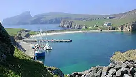 Fair Isle vu depuis la presqu'île de Bu Ness formant un mouillage avec son isthme.