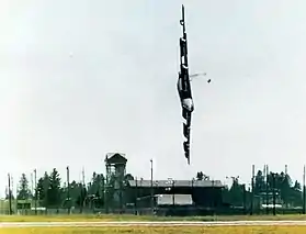 Le B-52, une fraction de seconde avant qu'il ne s'écrase. La trappe d'évacuation du copilote McGeehan, larguée lors de sa tentative d'éjection, est visible près de la pointe du stabilisateur vertical.