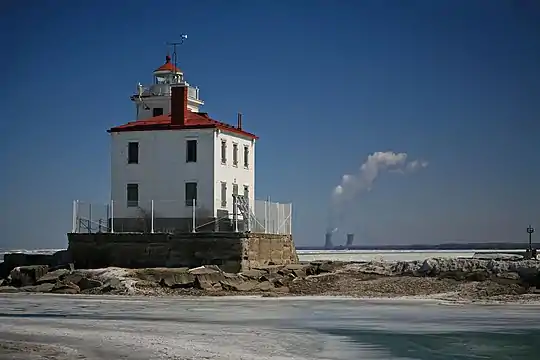 Le phare maritime historique de Fairport Harbor, avec la centrale nucléaire de Perry en arrière-plan.