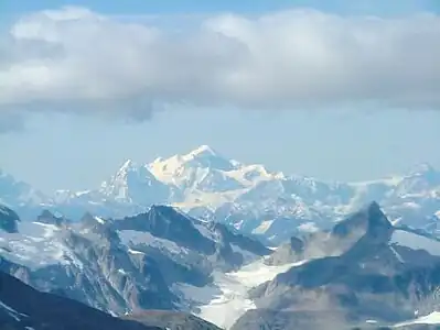 Vue du mont Fairweather depuis la baie Glacier.