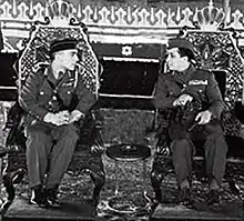 Les souverains d'Irak et de Jordanie, en uniformes militaires, assis dans deux fauteuils