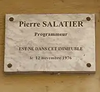 Plaque sur la façade du 34, rue Guillaume-Tell (vue en avril 2010).