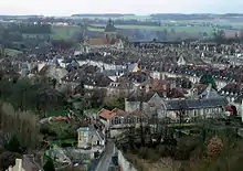 Vue générale avec une partie de l'enceinte fortifiée côté ouest.