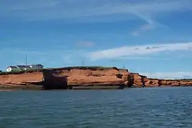 Falaise de grès rouge sur l'Île du Cap aux Meules