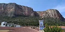 Falaises de Kokkinovrachos depuis Léonidion