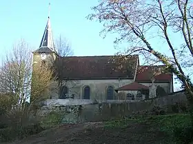 L’église Saint-Brice, dominant le village.