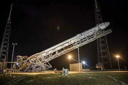 Érection du lanceur sur le pas de tir.